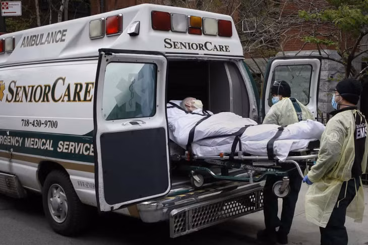 Một cư dân viện dưỡng lão được đưa cấp cứu tại Brooklyn, New York. Ảnh: AP