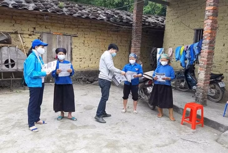 ĐVTN Huyện Đoàn Bình Liêu tuyên truyền, hướng dẫn người dân các biện pháp phòng, chống dịch Covid-19. Ảnh: Nguyên Ngọc