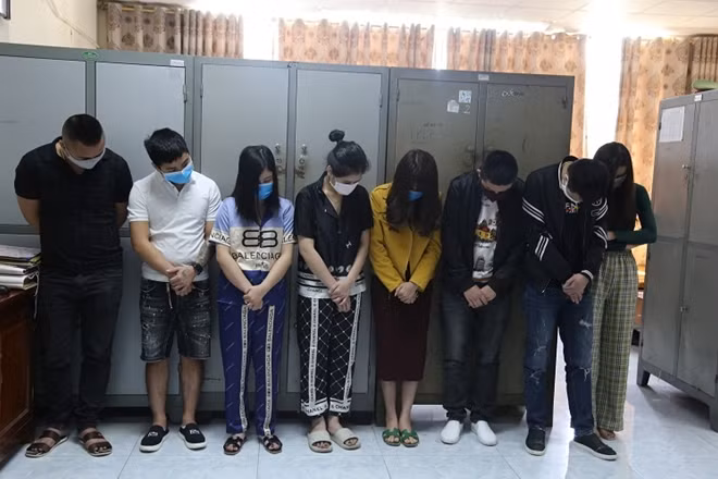 Nhóm nam nữ thanh niên tụ tập tại quán karaoke nghi sử dụng ma túy.