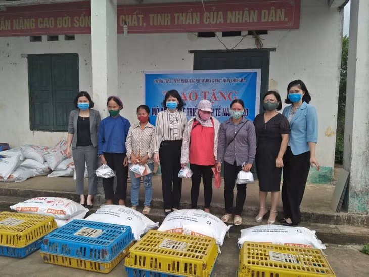 Bà Nguyễn Thị Vinh, Chủ tịch Hội LHPN tỉnh trao hỗ trợ 125 con gà, 50kg cám và thuốc thú y cho phụ nữ 2 xã Vô Ngại và Lục Hồn (huyện Bình Liêu)