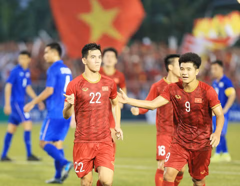 Thầy Park vẫn đang đau đầu tìm thêm tiền đạo dự phòng cho Tiến Linh (22) và Đức Chinh (9). Ảnh: Đức Cường