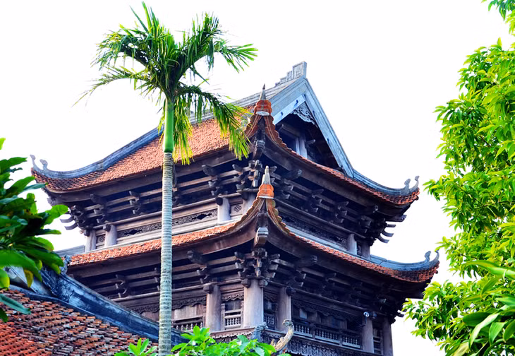 Độc đáo nhất là Gác chuông được làm theo dạng thức chồng diêm cổ các, hoàn toàn bằng gỗ, có 3 tầng, 12 mái lợp ngói mũi hài. Mỗi tầng gác chuông đều có đầu đao cong mềm mại. Đây được đánh giá là gác chuông to, đẹp nhất Việt Nam.