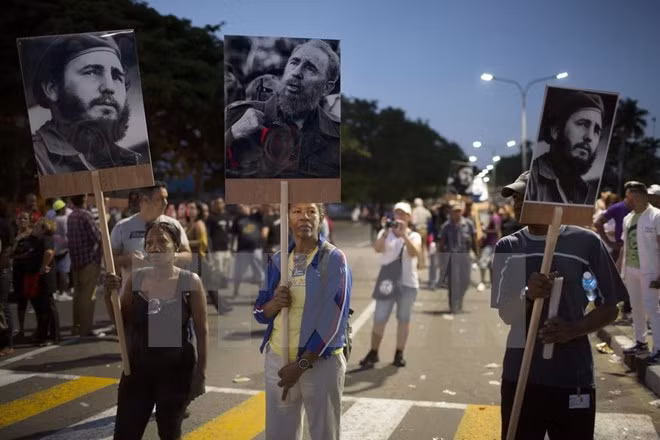 Người dân Cuba chờ viếng cố Lãnh tụ Cuba Fidel Castro tại Quảng trường Cách mạng ở thủ đô La Habana. (Nguồn: AP/TTXVN)