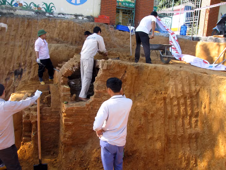 Ngôi mộ mổ thứ nhất được khai quật.