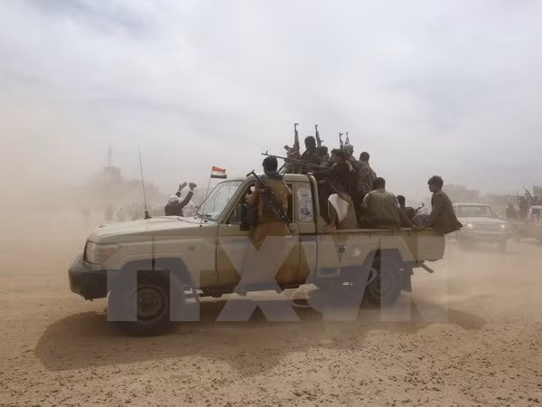 Phiến quân Houthi tại một khu vực ở thủ đô Sanaa ngày 10/11. (Nguồn: EPA/TTXVN)
