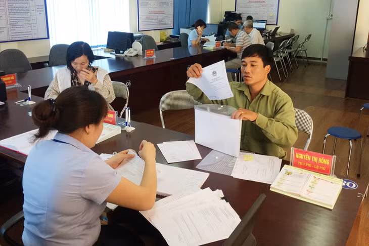 Giải quyết thủ tục hành chính cho người dân tại TTHCC TP Uông Bí