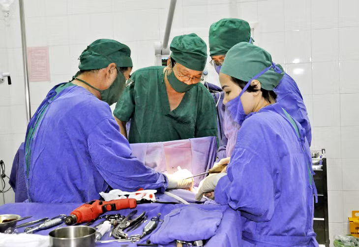 Phẫu thuật cho bệnh nhân tại Trung tâm Y tế huyện Vân Đồn. 