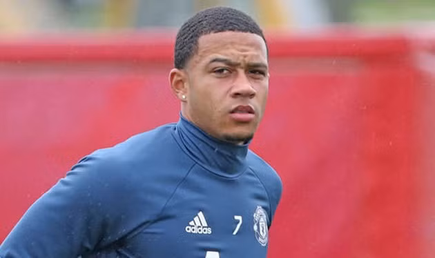  Thêm một đội bóng muốn có Depay. Ảnh: Express.