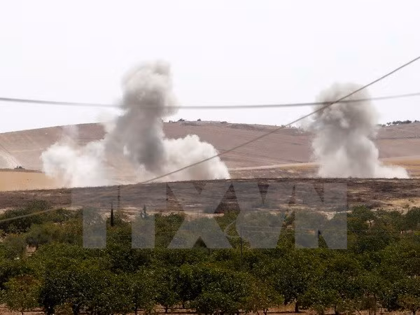 Khói bốc lên sau vụ nổ sau các cuôc tấn công gần thị trấn biên biên giới Jarablus của Syria. (Nguồn: EPA/TTXVN)