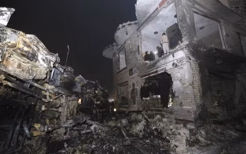 Hiện trường vụ đánh bom tại Iraq. Ảnh: Reuters