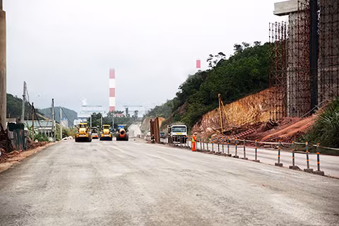 Gói thầu số 3 dài 5,5km từ cầu Mông Dương đến Cẩm Hải (TP Cẩm Phả), nhà thầu huy động gần 50 phương tiện máy móc, gần 200 CBCN, chia thành 6 mũi, thi công 3 ca/ngày, hiện đã thực hiện thảm hơn 3km bê tông nhựa mặt đường.