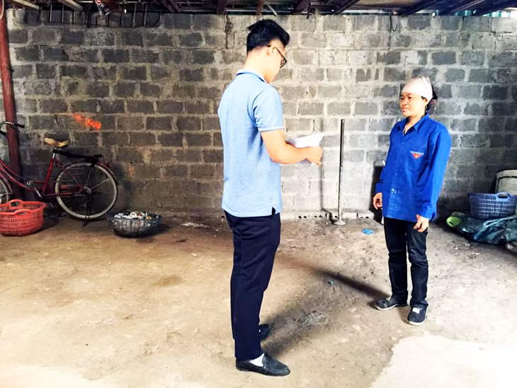 Cán bộ địa chính phường Hồng Hà (TP Hạ Long) kiểm tra cơ sở thu mua phế liệu của ông Nguyễn Văn Hạnh ở tổ 1, khu 1, phường Hồng Hà.