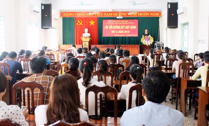 Đảng bộ TP Cẩm Phả thường xuyên quan tâm mở các lớp bồi dưỡng chính trị, nhận thức, kiến thức về Đảng cho quần chúng ưu tú.