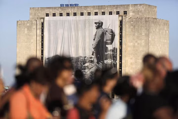 Bức chân dung lớn của lãnh tụ Cuba Fidel Castro treo trên tường tòa nhà nơi người dân xếp hàng viếng ông.