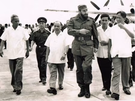 Bí thư Thứ nhất Ban Chấp hành Trung ương Đảng Lao động Việt Nam Lê Duẩn; Chủ tịch Quốc hội Trường Chinh; Thủ tướng Phạm Văn Đồng; Đại tướng Võ Nguyên Giáp đón Chủ tịch Cuba Fidel Castro tại sân bay Gia Lâm, trưa ngày 12/9/1973 trong chuyến thăm lịch sử tới Việt Nam diễn ra khi cuộc kháng chiến chống Mỹ đang bước vào giai đoạn quyết liệt nhất. Ảnh tư liệu