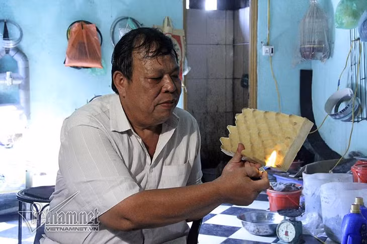 Ông Phạm Gia Tuấn giới thiệu mút chống cháy