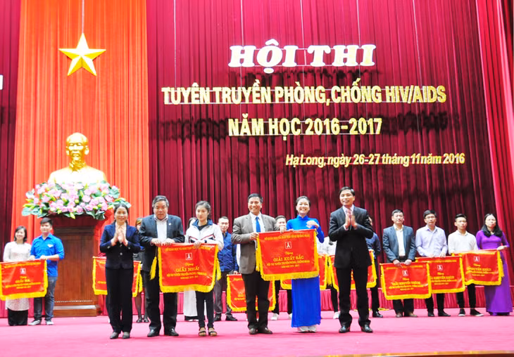 Đồng chí Vũ Văn Diện, Phó Chủ tịch UBND tỉnh và đồng chí Vũ Liên Oanh, Giám đốc Sở GD&ĐT trao cờ cho hai đội đạt giải xuất sắc và nhất tại hội thi.