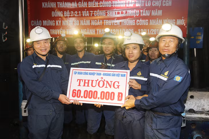 Đồng chí Phạm Văn Mật, Thành viên Hội đồng Thành viên TKV trao thưởng cho tập thể cán bộ, công nhân Công ty CP Than Hà Lầm.
