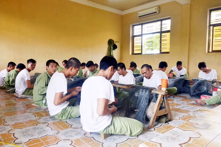 Học viên cai nghiện tại Trung tâm Giáo dục - Lao động xã hội tỉnh học nghề đan lưới.