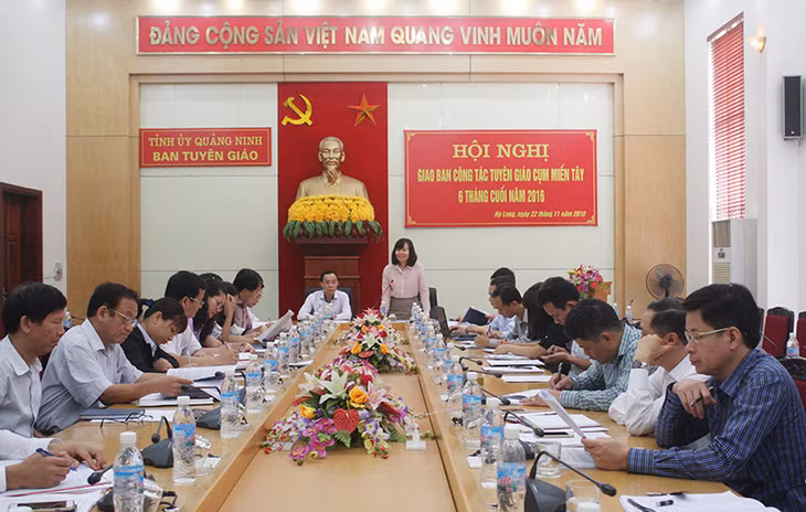 Đồng chí Phạm Thùy Dương, Phó Trưởng Ban Tuyên giáo Tỉnh ủy phát biểu kết luận hội nghị.