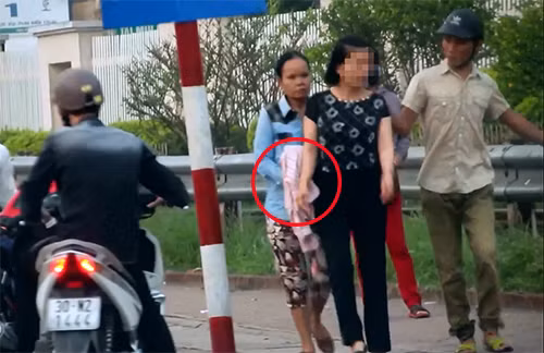 Hình ảnh ghi lại cảnh Thủy dàn cảnh móc trộm điện thoại. Ảnh cắt từ clip.