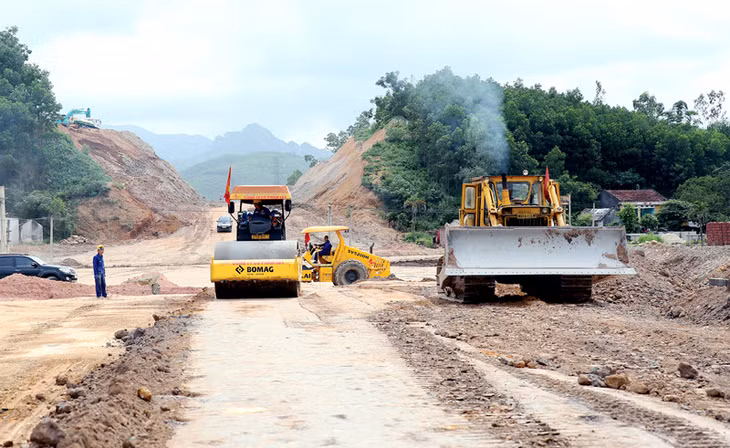 Các đơn vị thi công đường cao tốc Hạ Long - Vân Đồn, đoạn qua huyện Hoành Bồ đang đẩy nhanh tiến độ. Ảnh: Hùng Sơn
