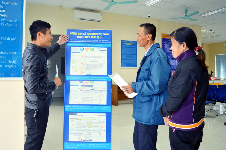 Cán bộ Thành Đoàn Móng Cái giới thiệu về dịch vụ công trực tuyến mức độ 3 cho người dân tại Trung tâm Hành chính công thành phố.