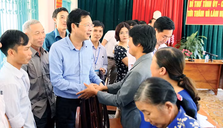 Đồng chí Nguyễn Văn Đọc, Bí thư Tỉnh uỷ, Chủ tịch HĐND tỉnh trò chuyện với các cán bộ thôn của xã Yên Than (huyện Tiên Yên). Ảnh: Đỗ Phương