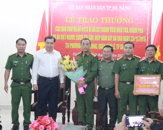Chủ tịch UBND TP Đà Nẵng Huỳnh Đức Thơ trao 30 triệu đồng tiền thưởng cho Ban chuyên án (Ảnh: KS)