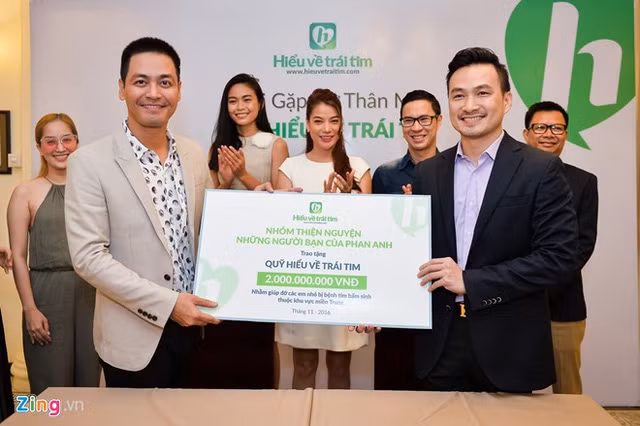 Chi Bảo và Phan Anh trong buổi ký kết. Ảnh: Nguyễn Bá Ngọc.