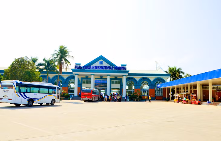Cảng tàu khách quốc tế Tuần Châu có diện mạo khang trang, rộng rãi. Phía ngoài là bãi đỗ xe rộng và hệ thống nhà vệ sinh đạt tiêu chuẩn 5 sao.