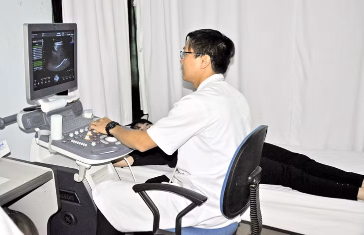 Khám định kỳ là biện pháp tốt nhất để phát hiện sớm các bệnh ung thư. Trong ảnh: Siêu âm ổ bụng cho bệnh nhân tại Bệnh viện Bãi Cháy.