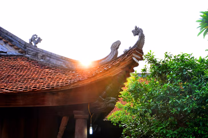 Điểm nổi bật là các cấu kiện kiến trúc chùa được chạm khắc công phu, tinh xảo. Trên các mái chùa là chạm khắc nghê, lân... hoặc hoa văn biểu tượng “cá chép hoá rồng” còn được lưu giữ nguyên vẹn...