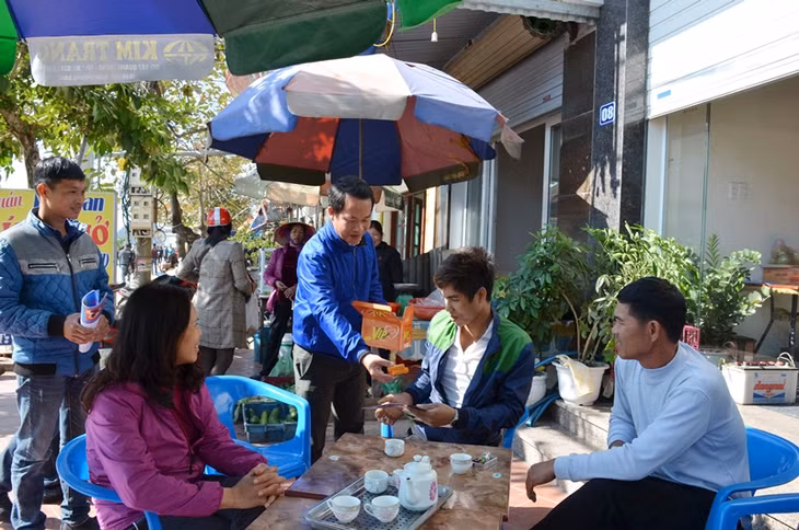 ĐVTN xuống đường diễu hành, phát tờ rơi, bao cao su tuyên truyền về cách phòng chống HIV/AIDS