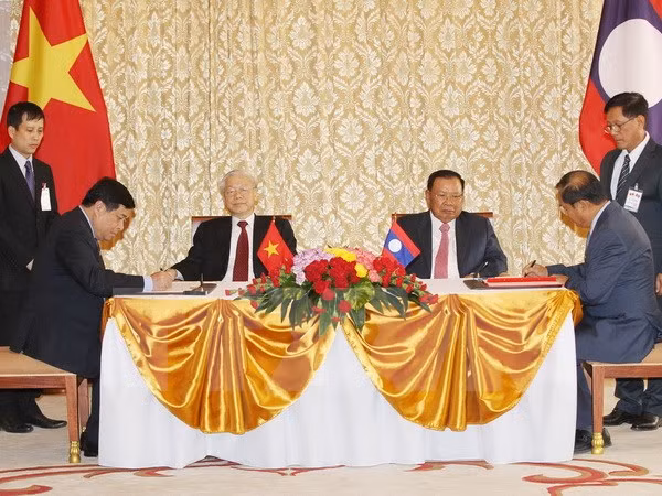 Ông Nguyễn Chí Dũng, Bộ trưởng Bộ Kế hoạch và Đầu tư, Chủ tịch Ủy ban Hợp tác Việt Nam-Lào và ông Suphan Keomisay, Ủy viên Trung ương Đảng, Bộ trưởng Bộ Kế hoạch và Đầu tư Lào ký Thỏa thuận điều chỉnh Thỏa thuận chiến lược hợp tác Việt Nam-Lào tại tỉnh Hua Phan và Xieng Khouang đến năm 2020. (Ảnh: Trí Dũng/TTXVN)