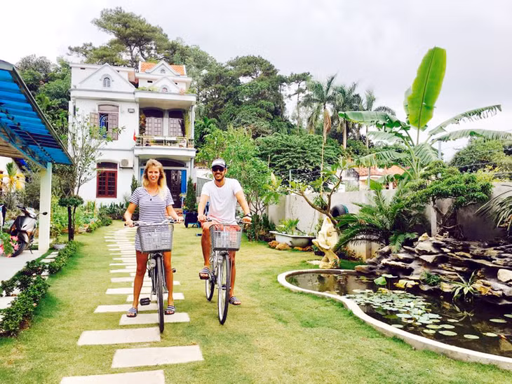 Du khách thích thú với trải nghiệm tại Ha Long Ginger Homestay.