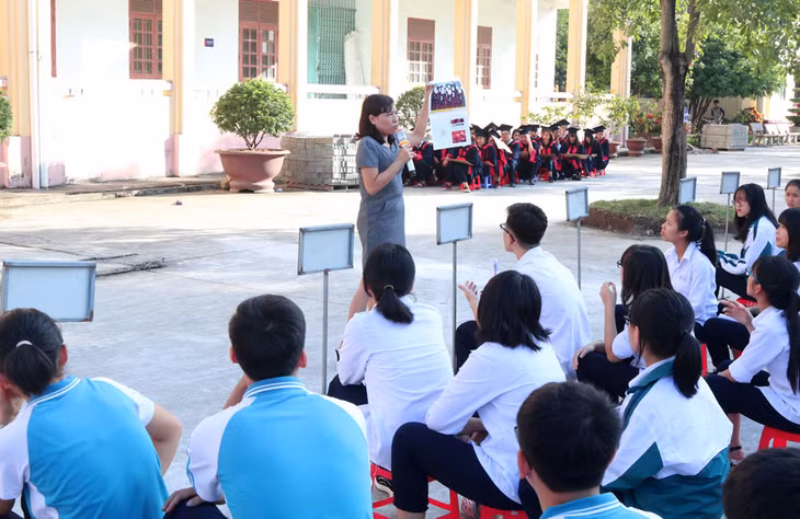 1: Chuyên gia tuyên truyền về tệ nạn xã hội cho các bạn đoàn viên, học sinh