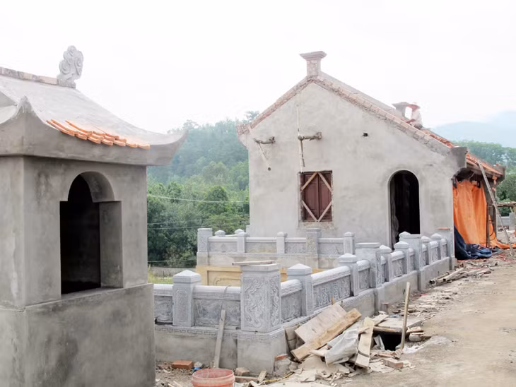... nhà thủ từ, công trình vệ sinh, bể nước, rãnh thoát nước...