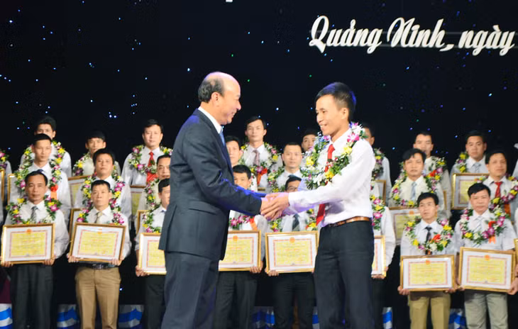 Đồng chí Lê Minh Chuẩn, Bí thư Đảng ủy, Chủ tịch HĐTV Tập đoàn Công nghiệp Than-Khoáng sản Việt Nam tặng hoa, bằng khen của UBND tỉnh cho công nhân tiên tiến tiêu biểu năm 2015. Ảnh Thanh Hằng