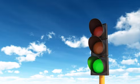 Đèn tín hiệu giao thông gồm ba màu đỏ, vàng, xanh hiện sử dụng phổ biến tại nhiều quốc gia trên thế giới. Ảnh: Fungaineni