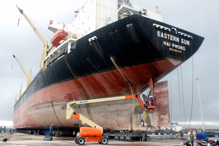 Công nhân Nhà máy sửa chữa tàu biển Nosco - Vinalines tiến hành sửa chữa tàu Eastern Sun trọng tải 22.000DWT. Ảnh: Nguyễn Dung