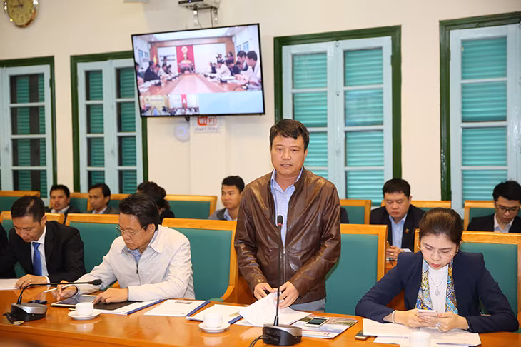 Đại diện chủ đầu là Công ty CP BOT Biên Cương báo cáo tiến độ thực hiện Dự án Đường cao tốc Hạ Long – Vân Đồn và cải tạo, nâng cấp Quốc lộ 18 đoạn Hạ Long – Mông Dương
