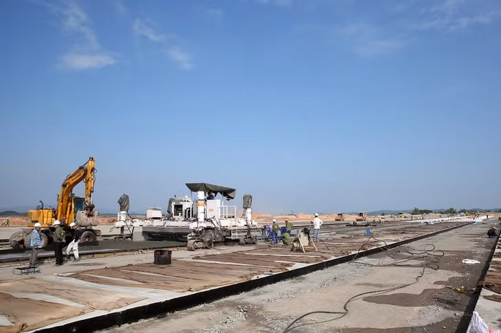 Nhà thầu tập trung máy móc thiết bị, khẩn trương triển khai thi công các hạng mục của sân bay Vân Đồn.