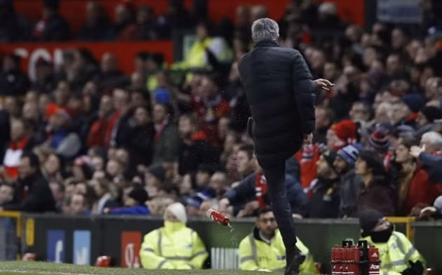  Mourinho đá văng cả chai nước. Ảnh: Daily Mail.