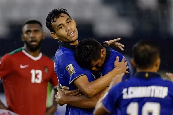 Dangda ghi năm bàn chỉ trong bốn ngày. Trước cú hattrick vào lưới Indonesia, tiền đạo này cũng lập cú đúp giúp Thái lan cầm hoà Australia 2-2 hôm 15/11. Ảnh: EPA.