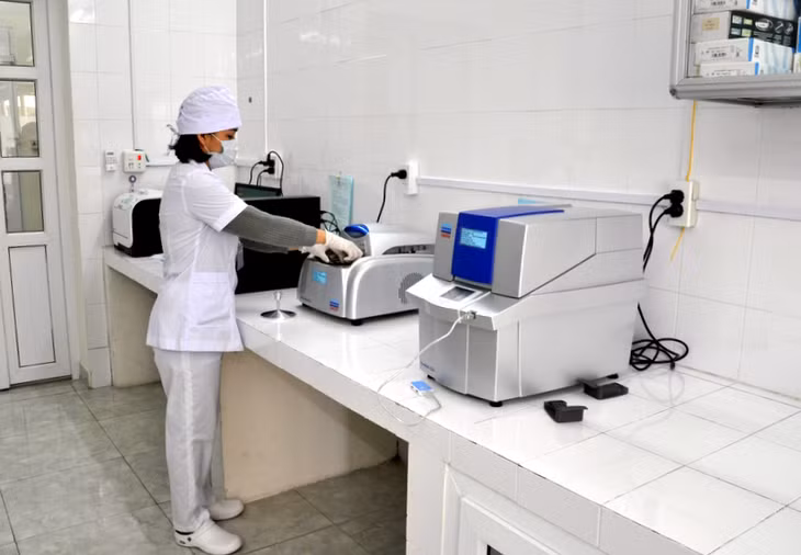 Cán bộ Trung tâm Y tế dự phòng tỉnh sử dụng hệ thống giải trình tự gen và Realtime PCR để chẩn đoán dịch bệnh và an toàn thực phẩm.