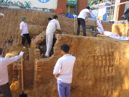Mộ được xây dựng bằng gạch, có kiến trúc mái vòm