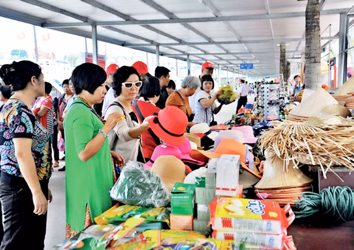 Quầy bán hàng lưu niệm phục vụ du khách tham quan Vịnh Hạ Long tại Cảng tàu khách quốc tế Tuần Châu. 