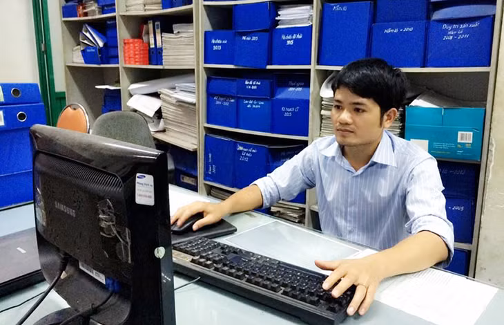 Ngoài thời gian thực tế tại công trường, anh Đoàn Văn Hồng dành thời gian để nghiên cứu những công nghệ, ứng dụng mới của ngành Than trong và ngoài nước qua internet.