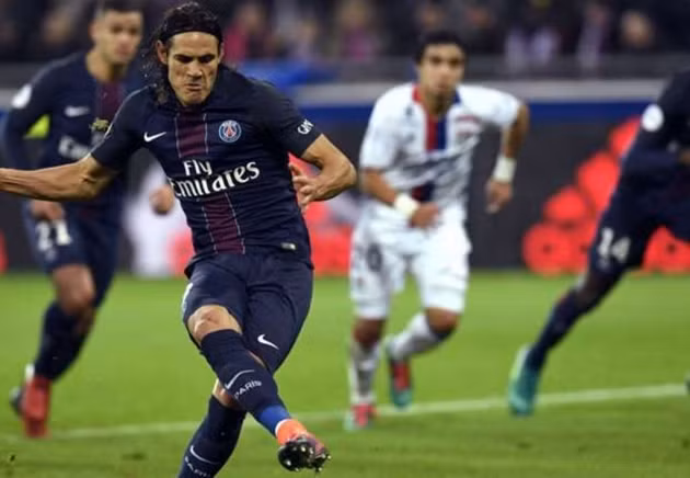  Cavani có cú đúp vào lưới Lyon. Ảnh: Goal.
